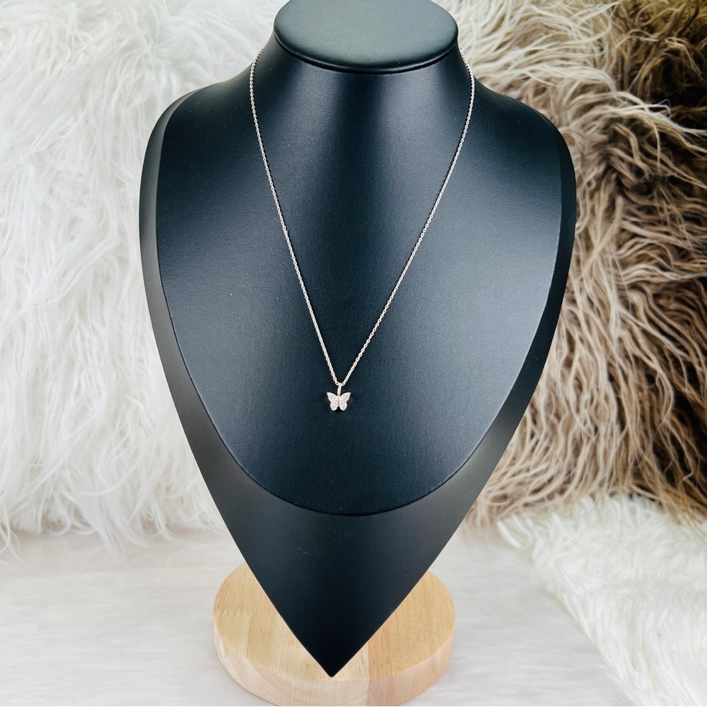 Beautiful delicate, silvertone solid / bling, butterfly pendant necklace - Picture 4 of 9